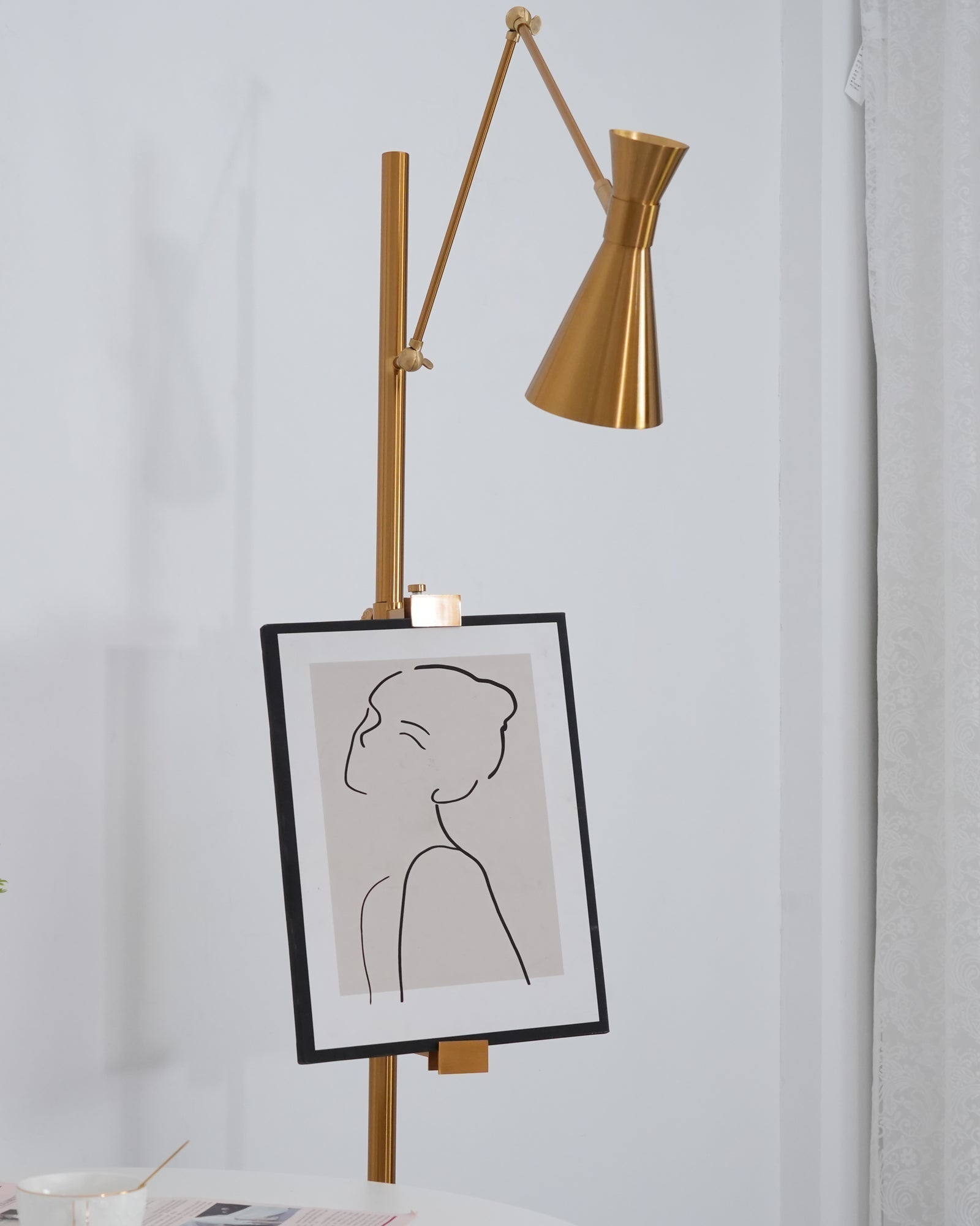 Seraya | Luce da pavimento per esposizione artistica con base in marmo per illuminazione interna elegante