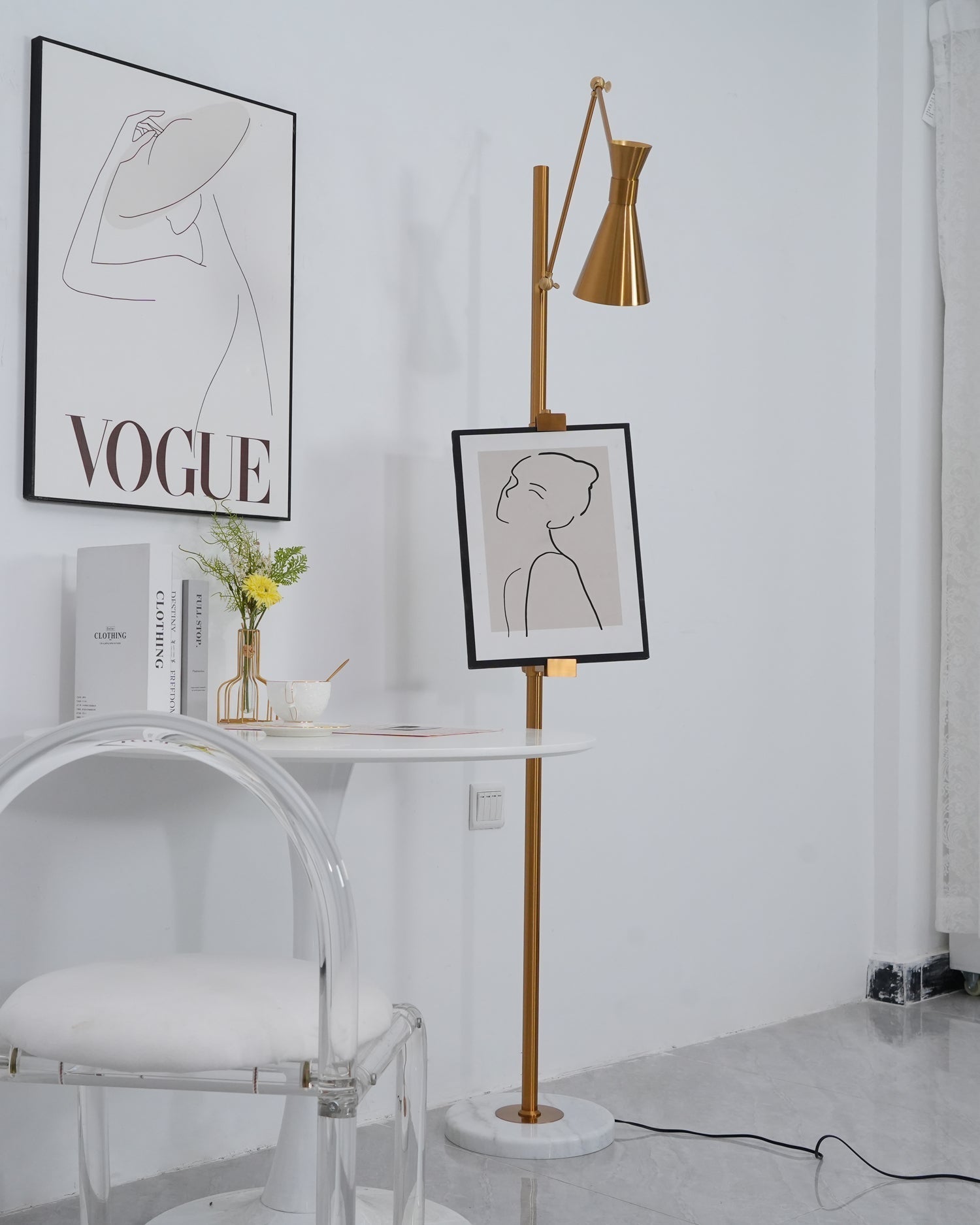 Seraya | Luce da pavimento per esposizione artistica con base in marmo per illuminazione interna elegante