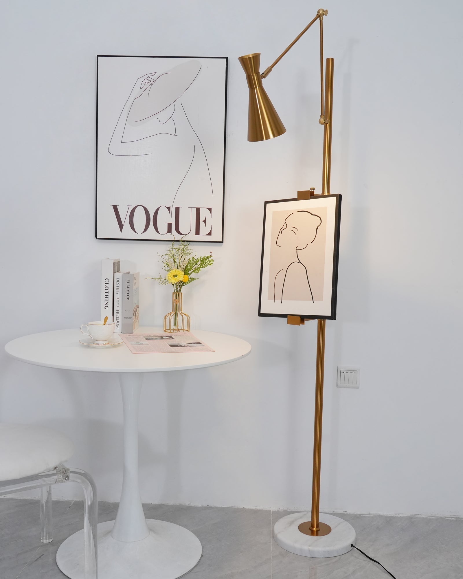 Seraya | Luce da pavimento per esposizione artistica con base in marmo per illuminazione interna elegante