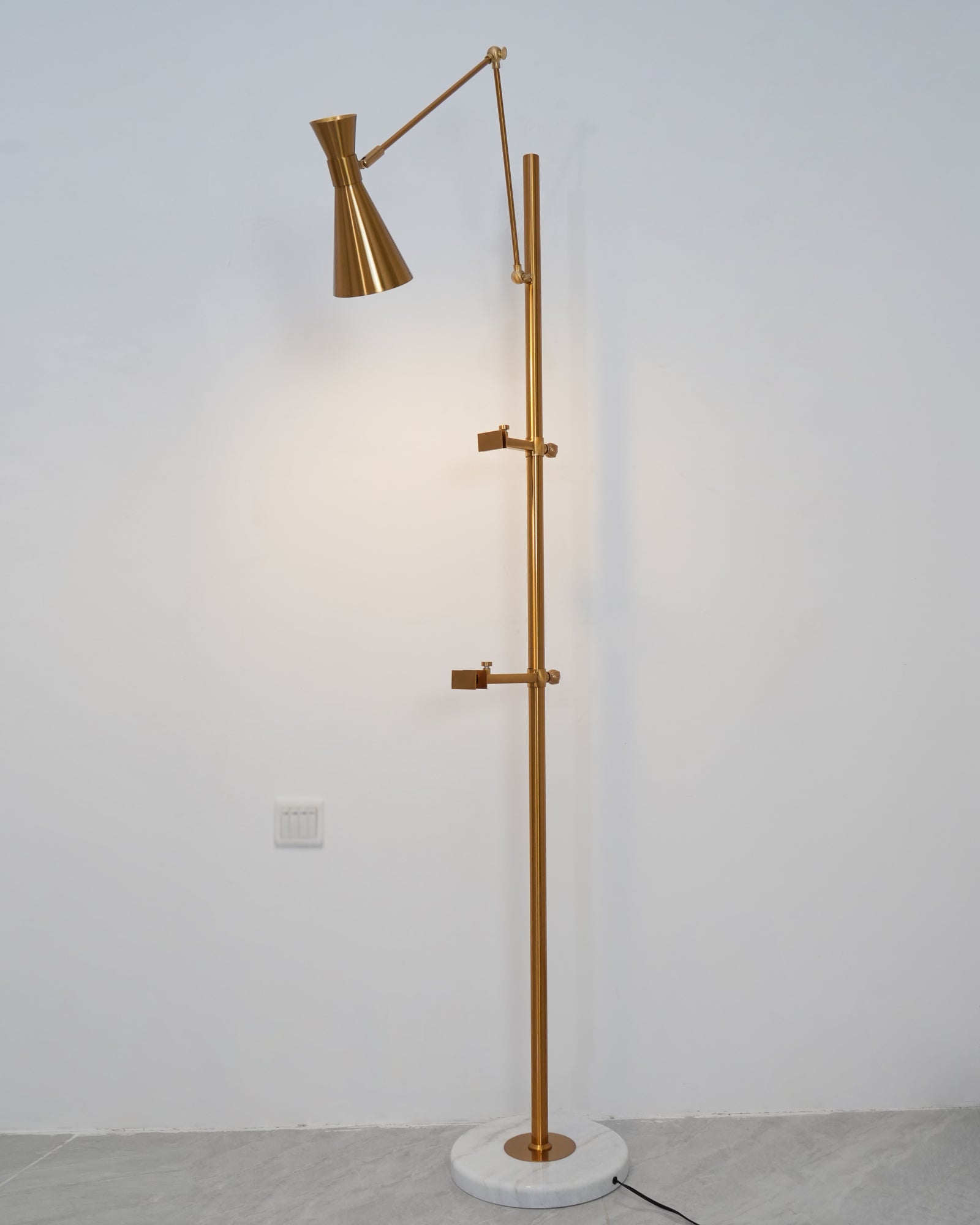 Seraya | Luce da pavimento per esposizione artistica con base in marmo per illuminazione interna elegante