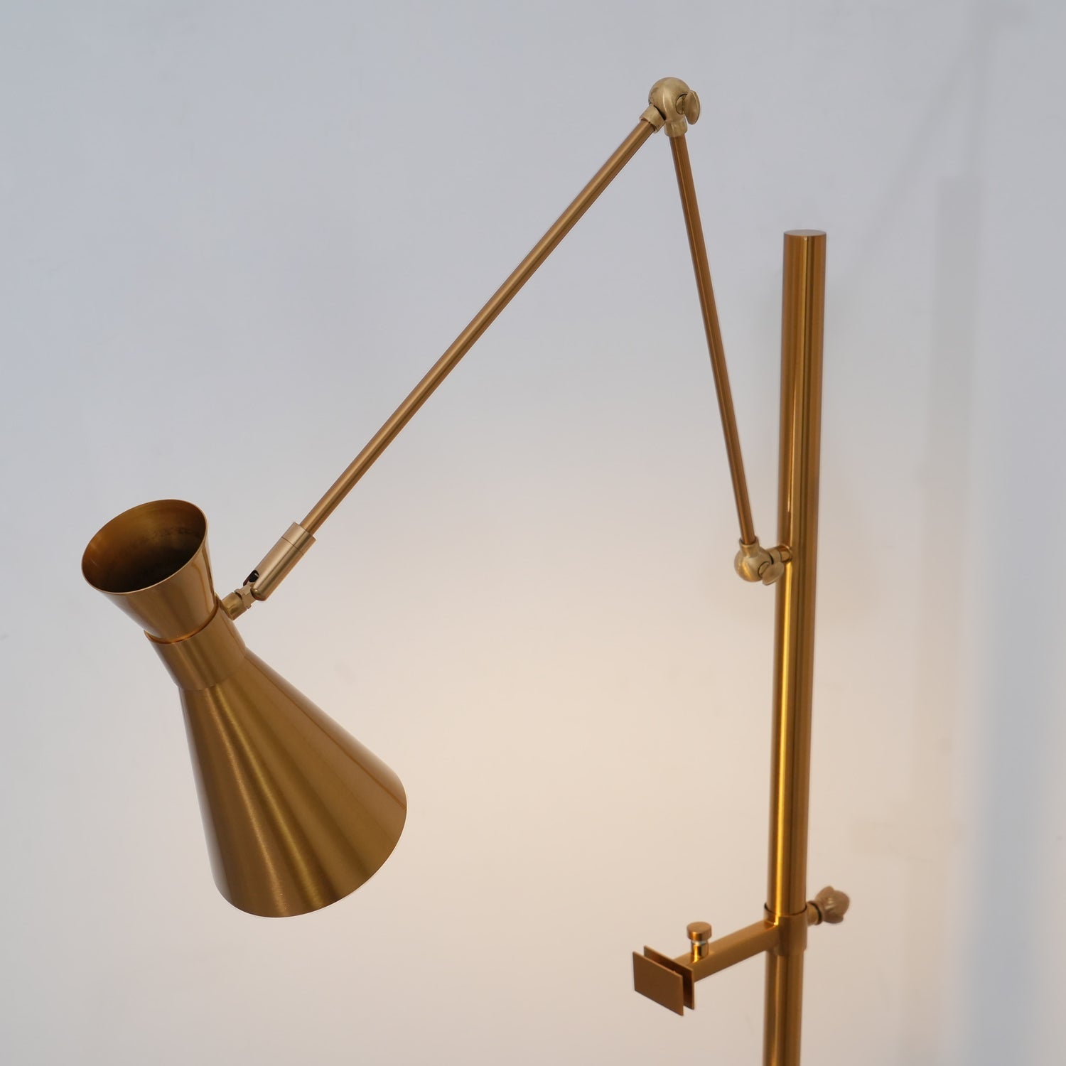 Seraya | Luce da pavimento per esposizione artistica con base in marmo per illuminazione interna elegante