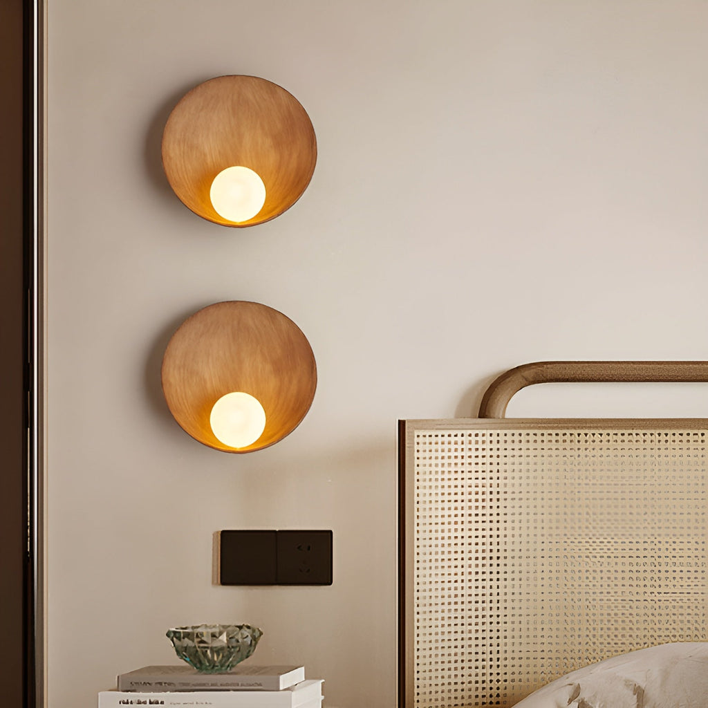 Kanso – Lampada da Parete Japandi con Vetro Opale e Dettagli in Legno