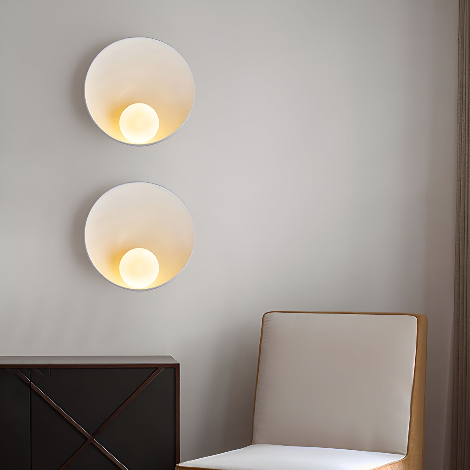 Kanso – Lampada da Parete Japandi con Vetro Opale e Dettagli in Legno