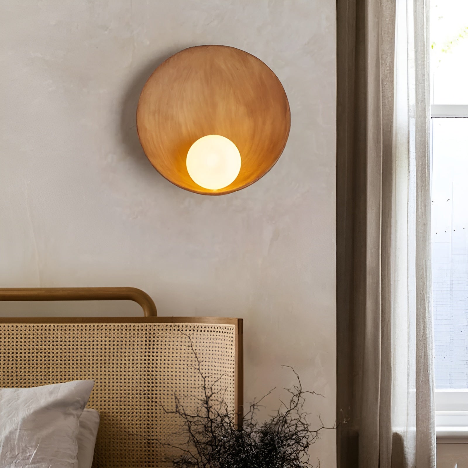 Kanso – Lampada da Parete Japandi con Vetro Opale e Dettagli in Legno