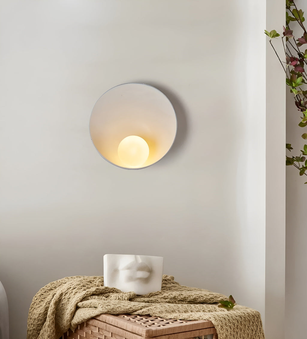 Kanso – Lampada da Parete Japandi con Vetro Opale e Dettagli in Legno