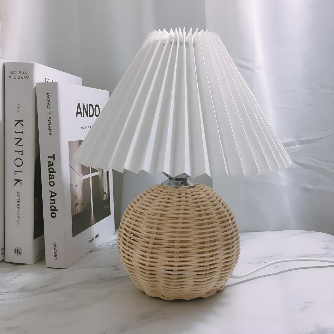 Lampada da Tavolo Piccola in Rattan Intrecciato con Paralume Pieghettato