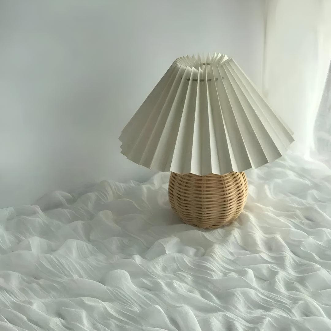 Lampada da Tavolo Piccola in Rattan Intrecciato con Paralume Pieghettato