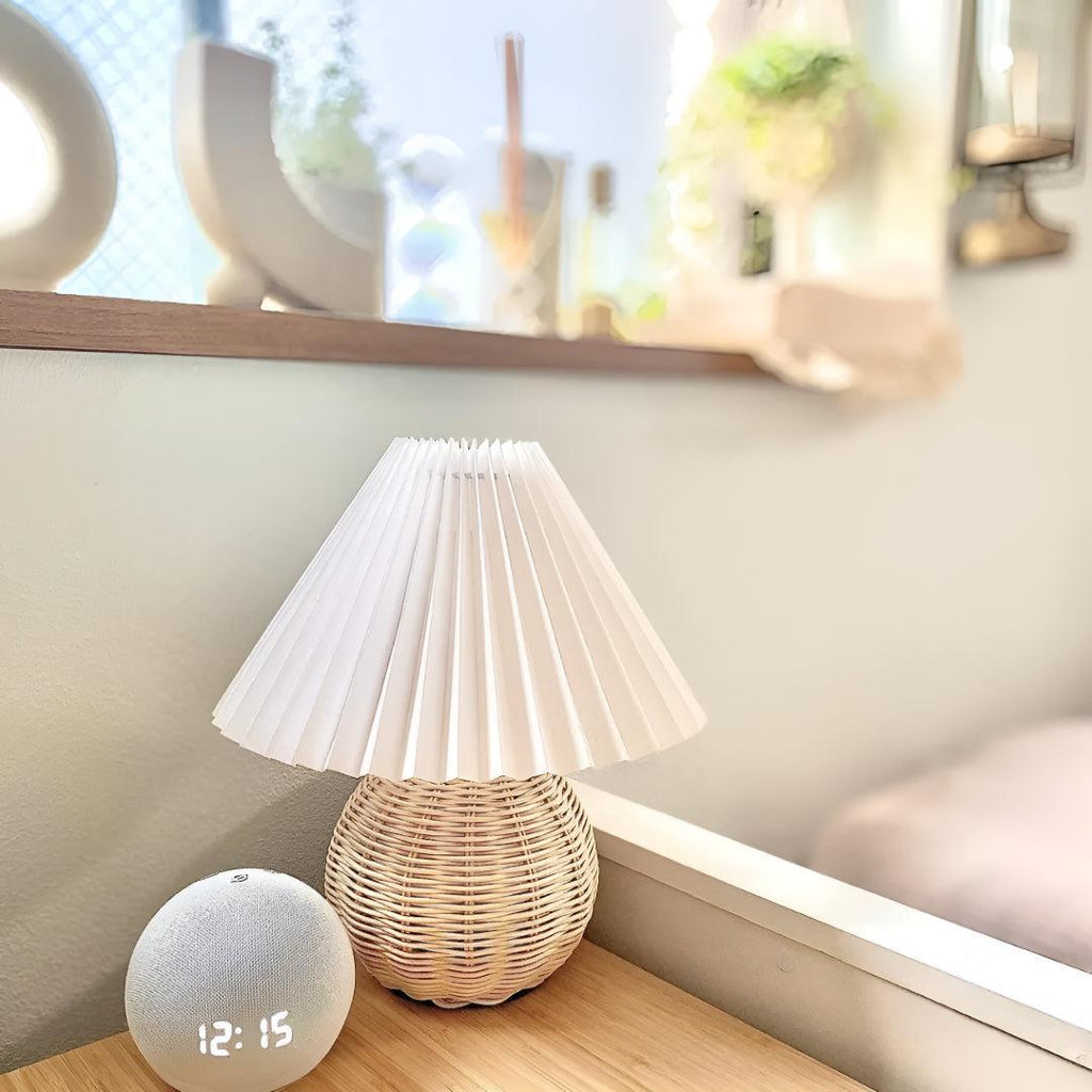 Lampada da Tavolo Piccola in Rattan Intrecciato con Paralume Pieghettato