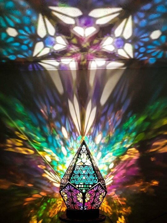 Lampada da tavolo LED in stile Buntglas - LumiAura