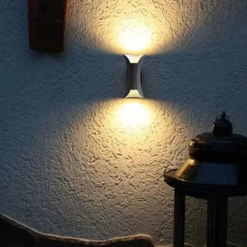 Applique da esterno resistente agli agenti atmosferici con protezione IP65