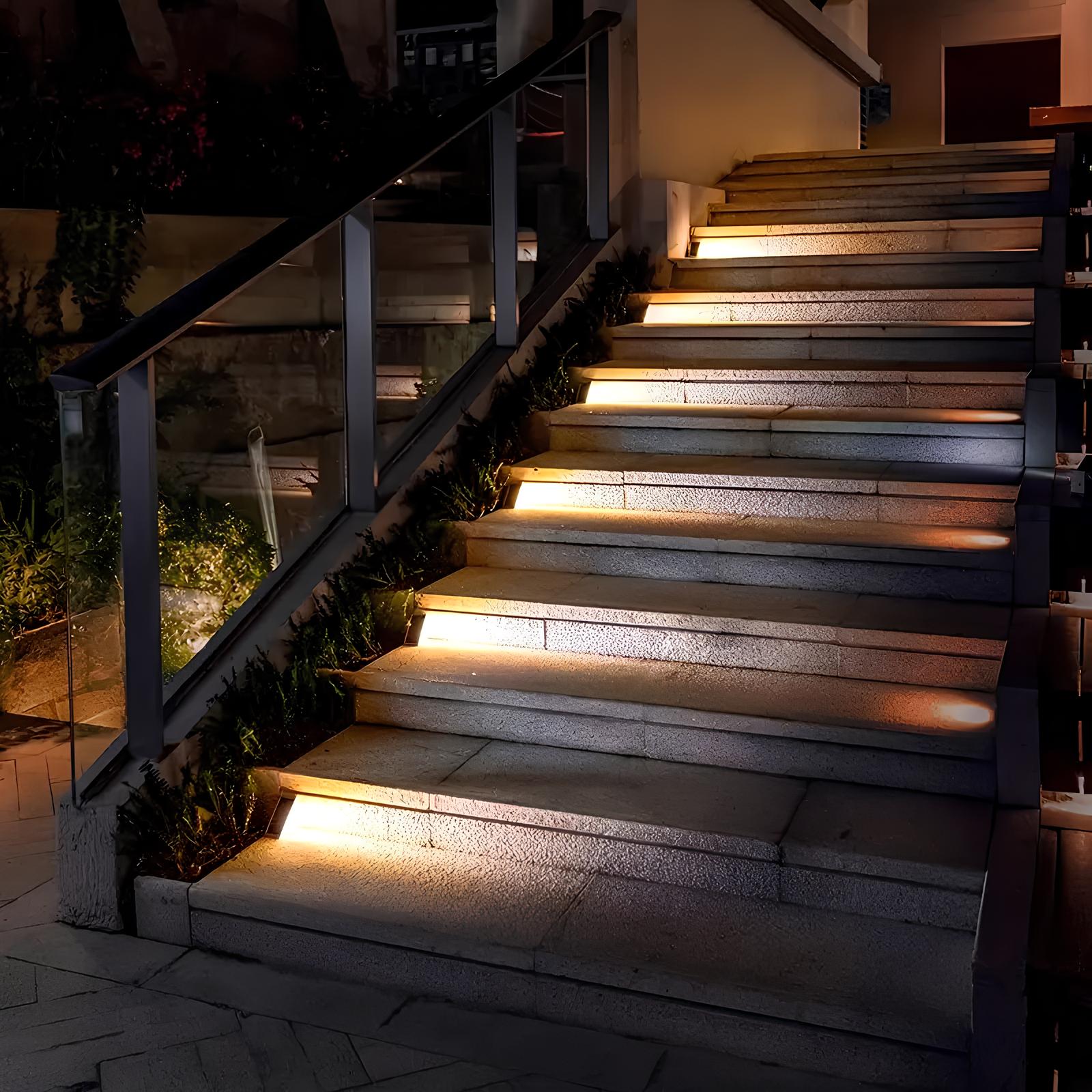 Luci LED a Passo Alimentate da Sole per Esterni con Design Triangolare