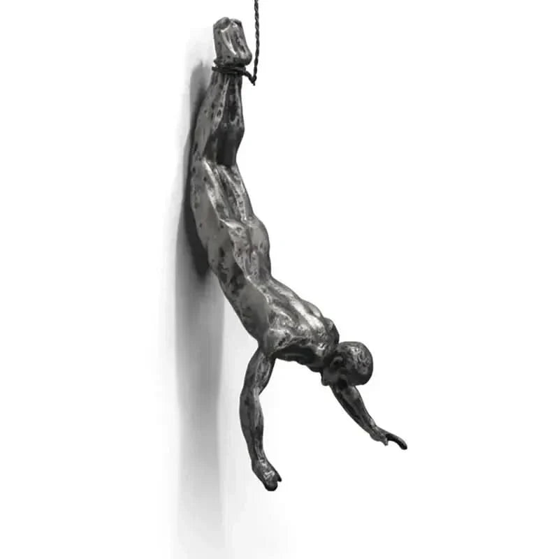Scultura da Parete Uomo Scalatore – Arte Moderna in Resina