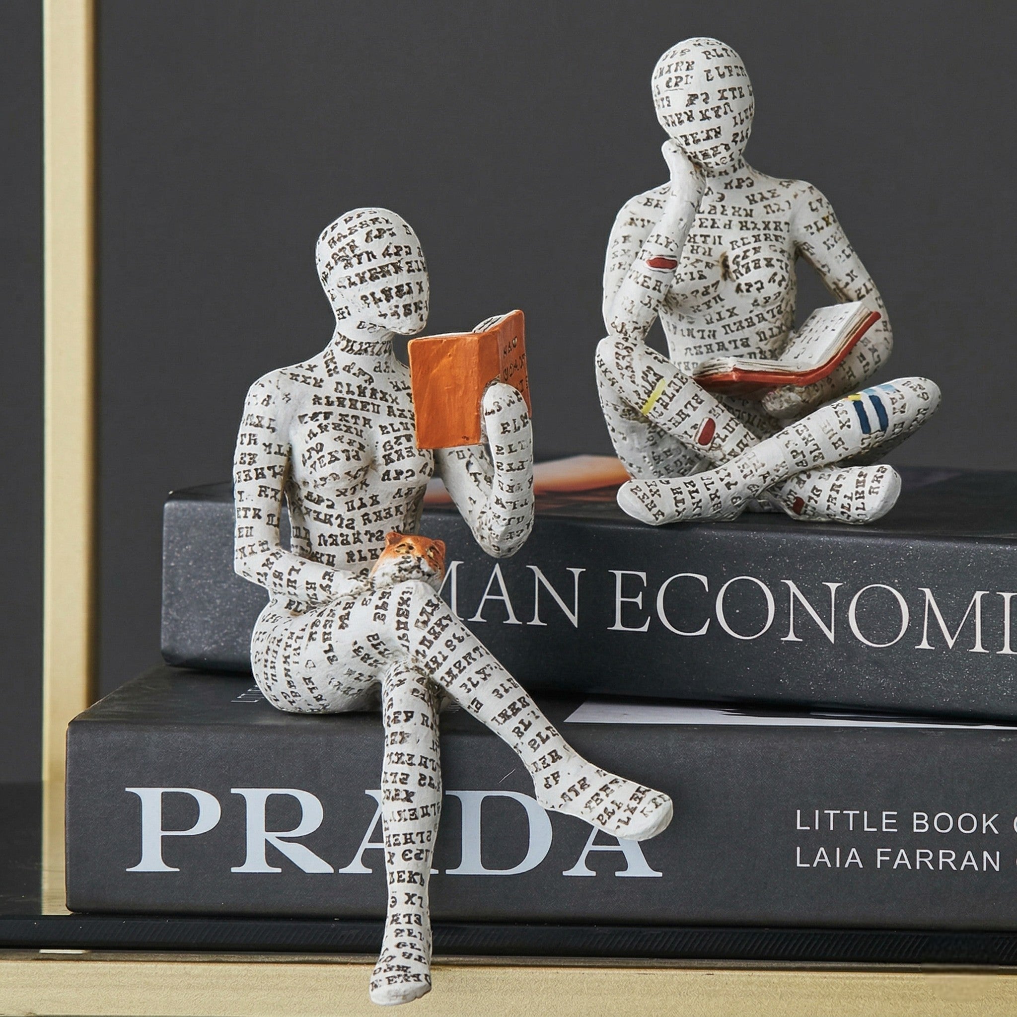 Scultura astratta di una persona che legge