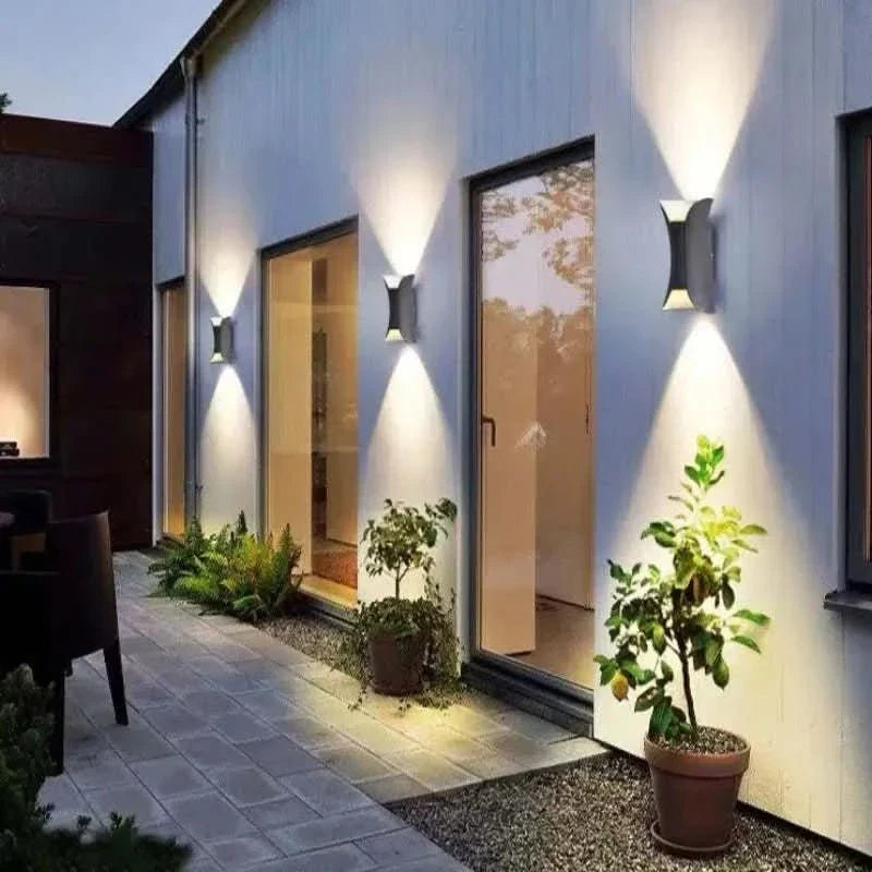 Applique da esterno resistente agli agenti atmosferici con protezione IP65