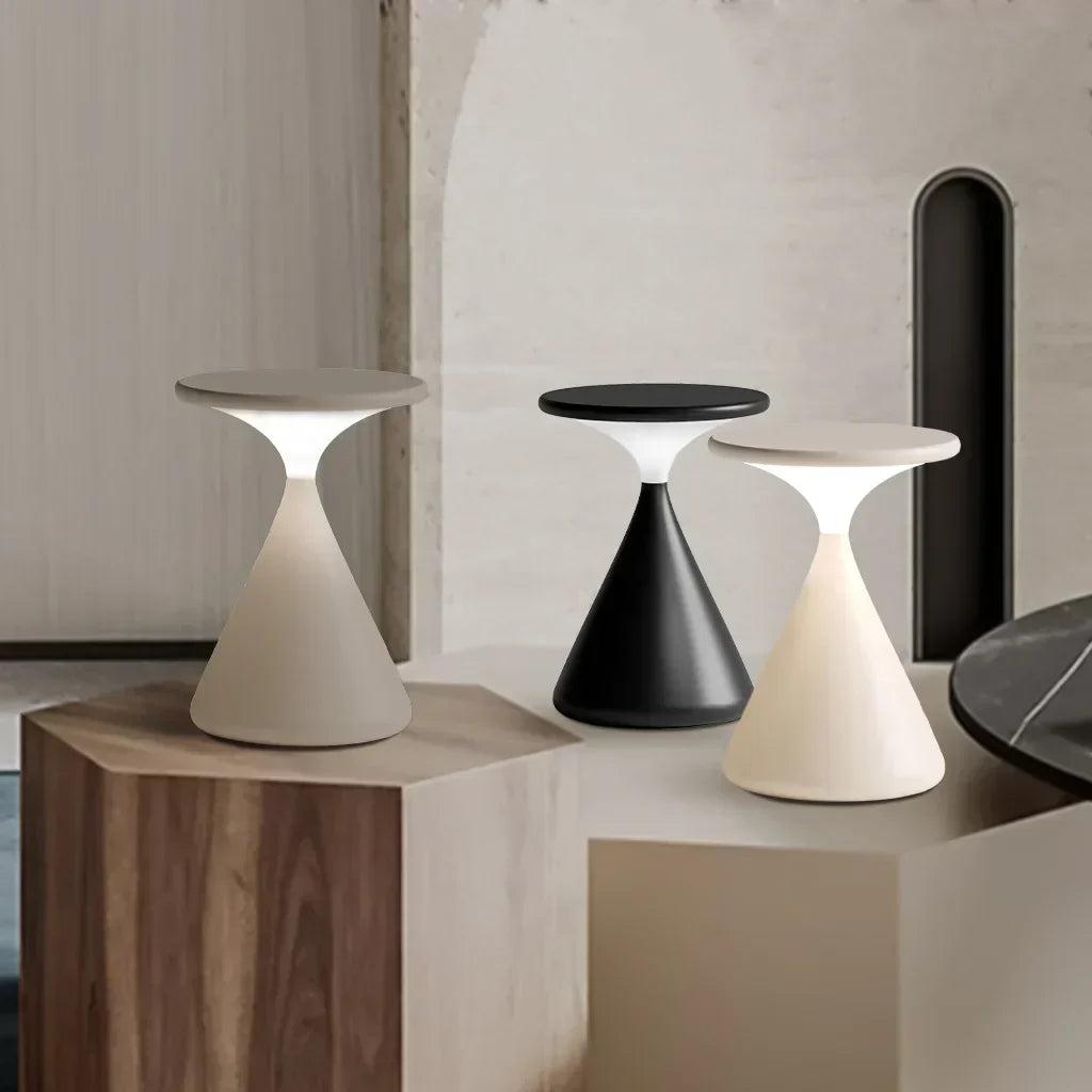 Lampada da Tavolo LED Dimbare Aeron a Clessidra – Elegante e Senza Fili