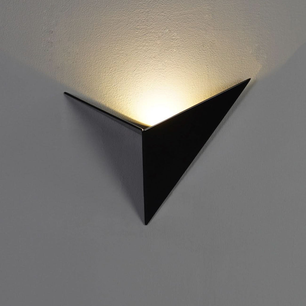 Lampada da Parete Triangolare LED Moderna per Interni Eleganti