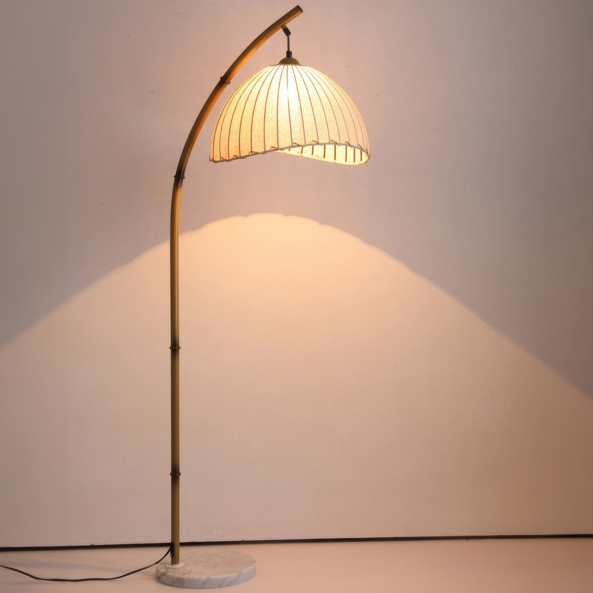 Lampada da Terra in Bambù Curvato Estetico