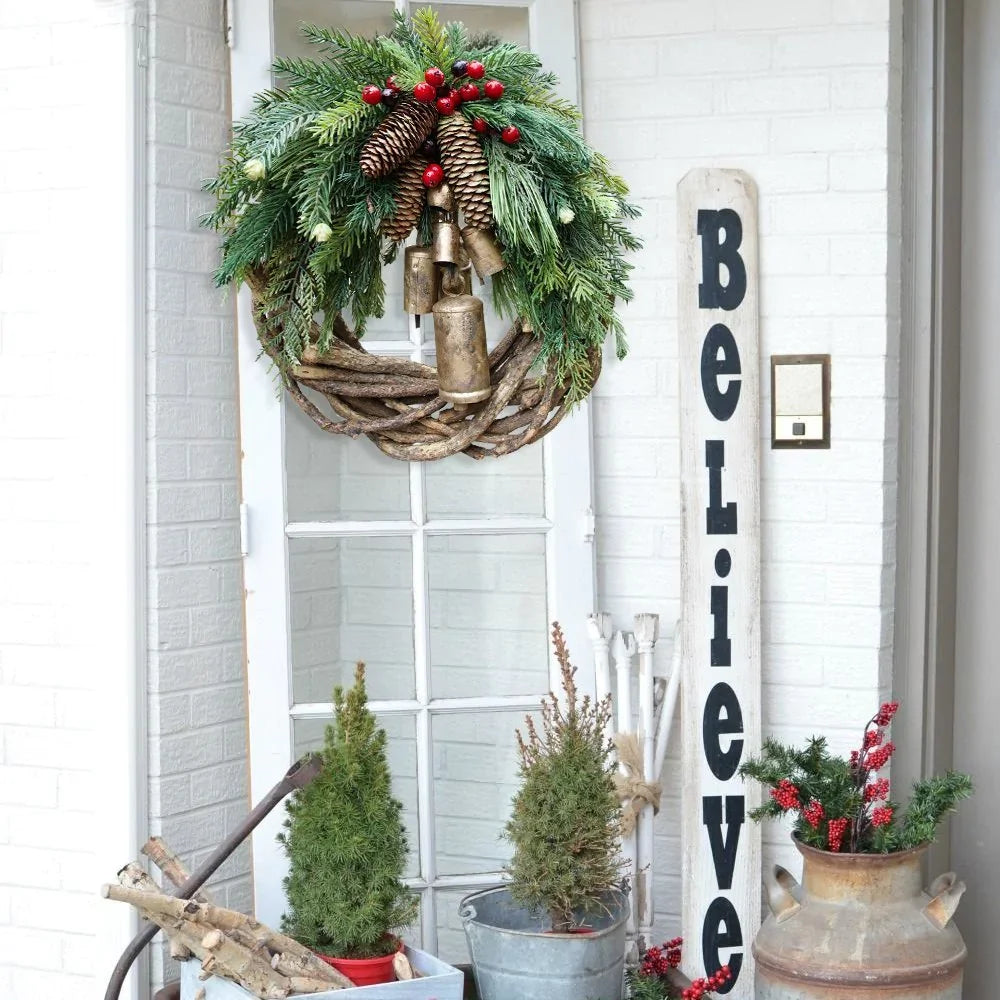 Ghirlanda di Natale Stile Boho Base in Vite Rustica con Pigne e Campane Dorate