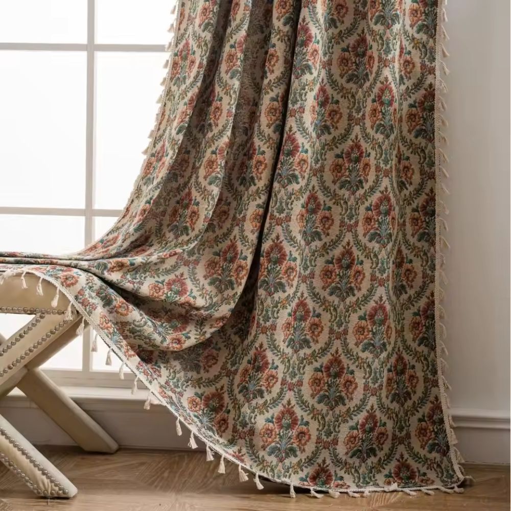 Tenda floreale in stile vintage per un'atmosfera classica negli ambienti