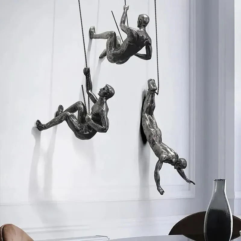 Scultura da Parete Uomo Scalatore – Arte Moderna in Resina