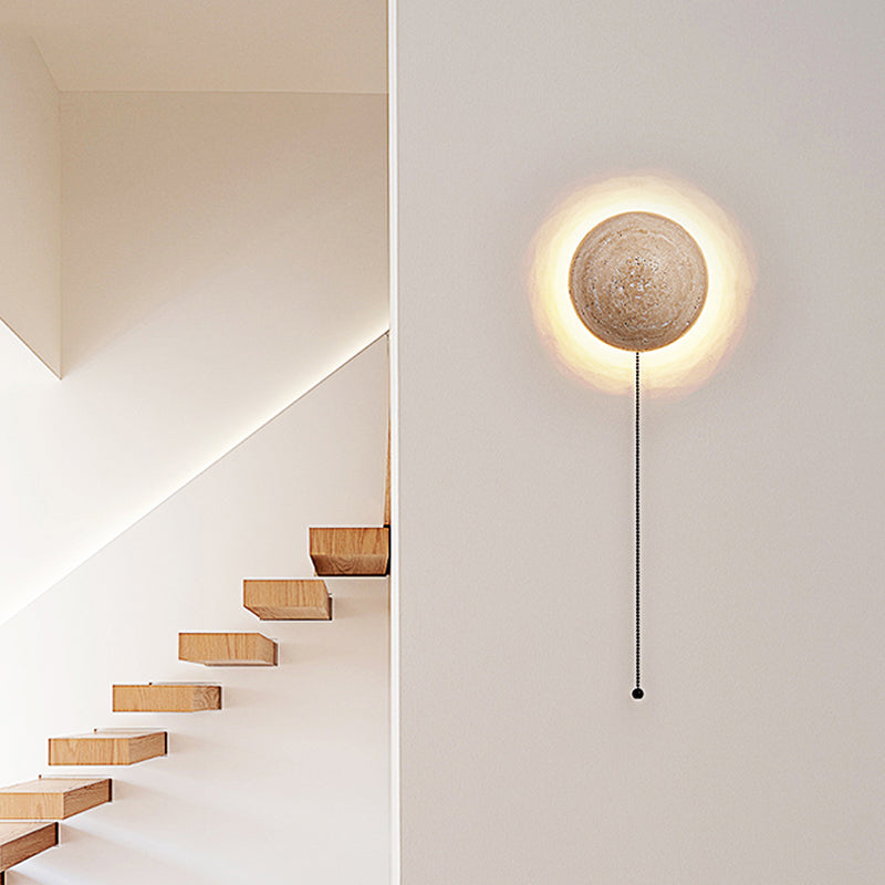 Lampada da parete cremosa in stile scandinavo che offre una luce accogliente e una semplicità elegante