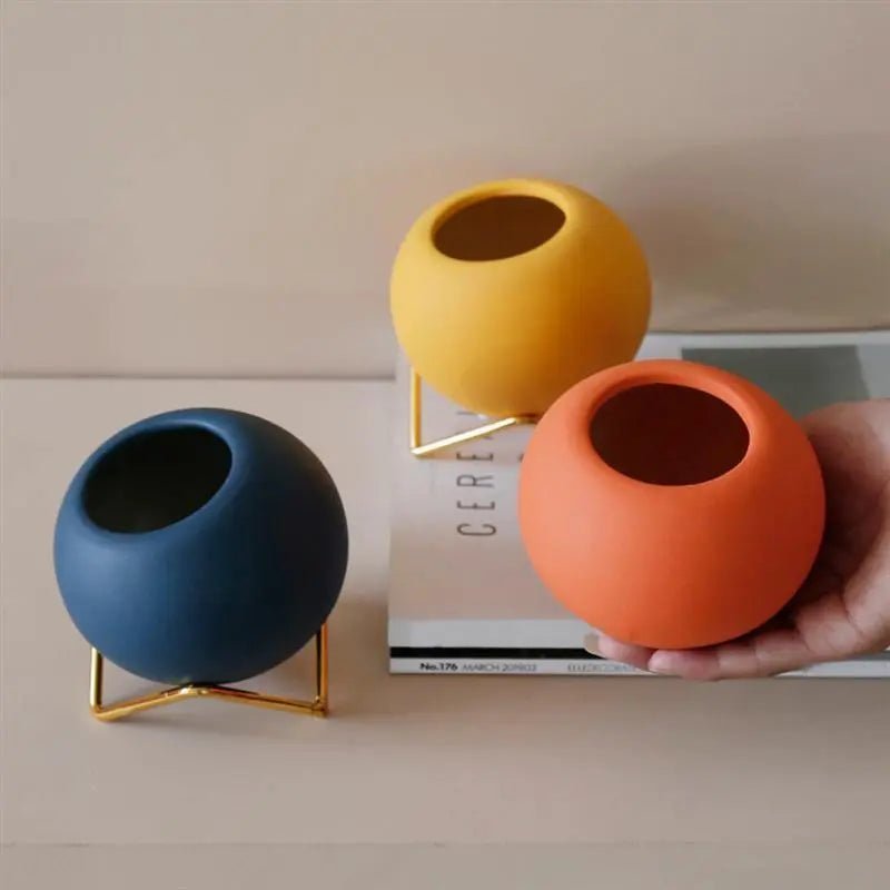 Avelionne | Vaso in Ceramica Scandinava con Supporto in Metallo Blu Scuro, Oro e Rosso Arancio per Uso Interno