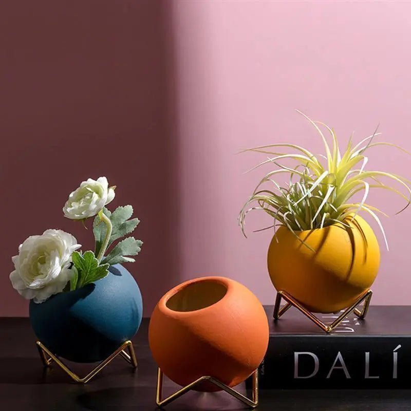 Avelionne | Vaso in Ceramica Scandinava con Supporto in Metallo Blu Scuro, Oro e Rosso Arancio per Uso Interno
