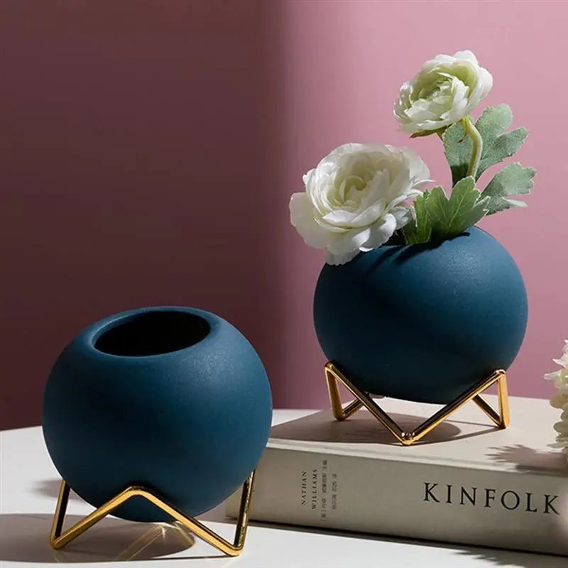 Avelionne | Vaso in Ceramica Scandinava con Supporto in Metallo Blu Scuro, Oro e Rosso Arancio per Uso Interno