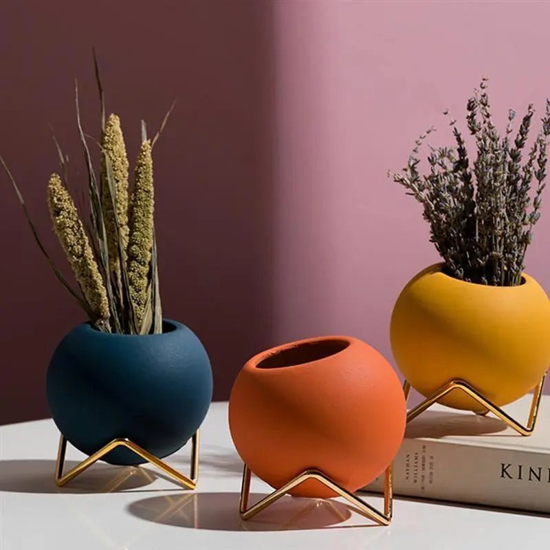 Avelionne | Vaso in Ceramica Scandinava con Supporto in Metallo Blu Scuro, Oro e Rosso Arancio per Uso Interno
