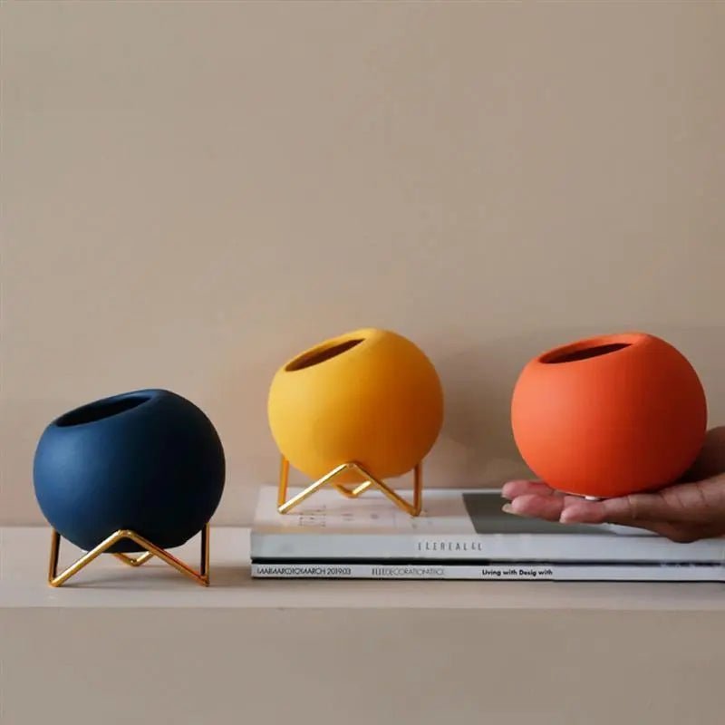 Avelionne | Vaso in Ceramica Scandinava con Supporto in Metallo Blu Scuro, Oro e Rosso Arancio per Uso Interno