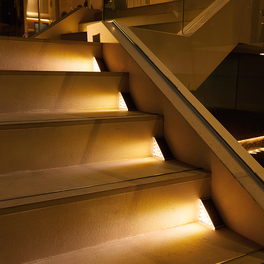 Luci LED a Passo Alimentate da Sole per Esterni con Design Triangolare