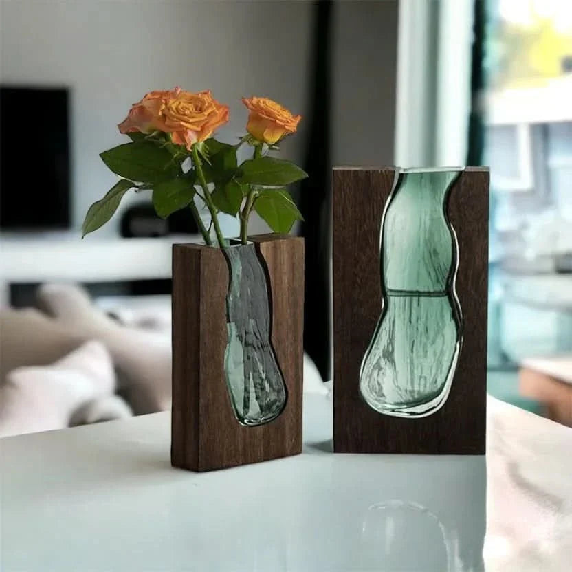 Vaso in Vetro Scandinavo con Accento in Legno per Interni Moderni
