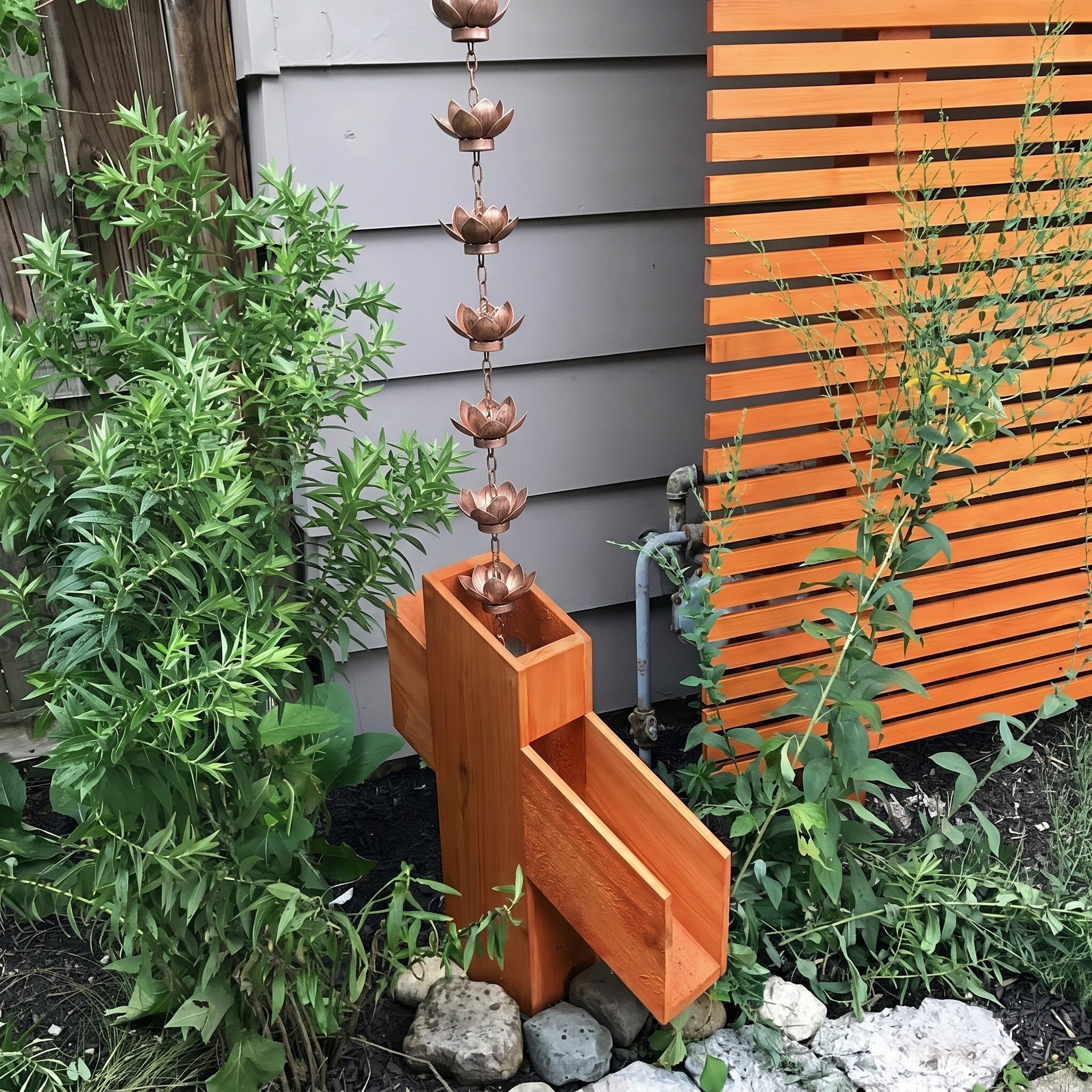 Catena decorativa per pioggia con coppe di fiori di loto