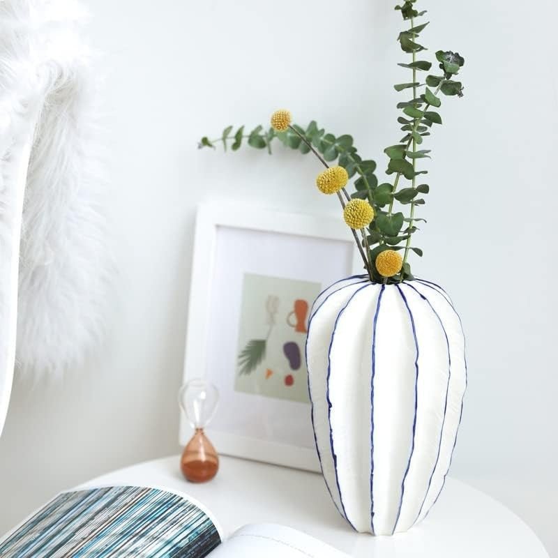 Vaso decorativo con struttura rigata