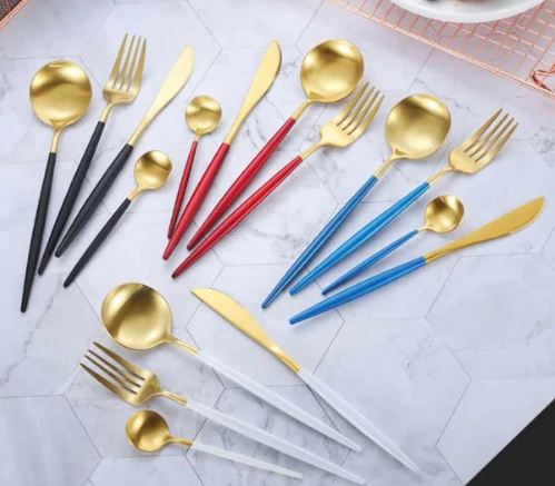 SET DI POSATE LUSSUOSE IN ACCIAIO INOSSIDABILE 24 PEZZI ORO-ARGENTO