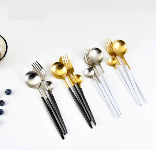 SET DI POSATE LUSSUOSE IN ACCIAIO INOSSIDABILE 24 PEZZI ORO-ARGENTO