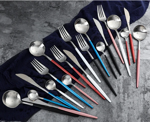 SET DI POSATE LUSSUOSE IN ACCIAIO INOSSIDABILE 24 PEZZI ORO-ARGENTO
