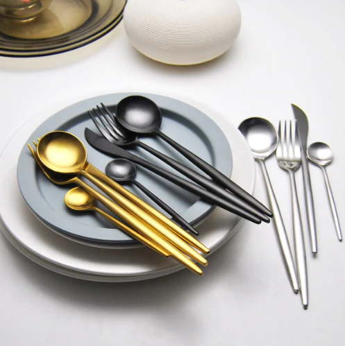 SET DI POSATE LUSSUOSE IN ACCIAIO INOSSIDABILE 24 PEZZI ORO-ARGENTO