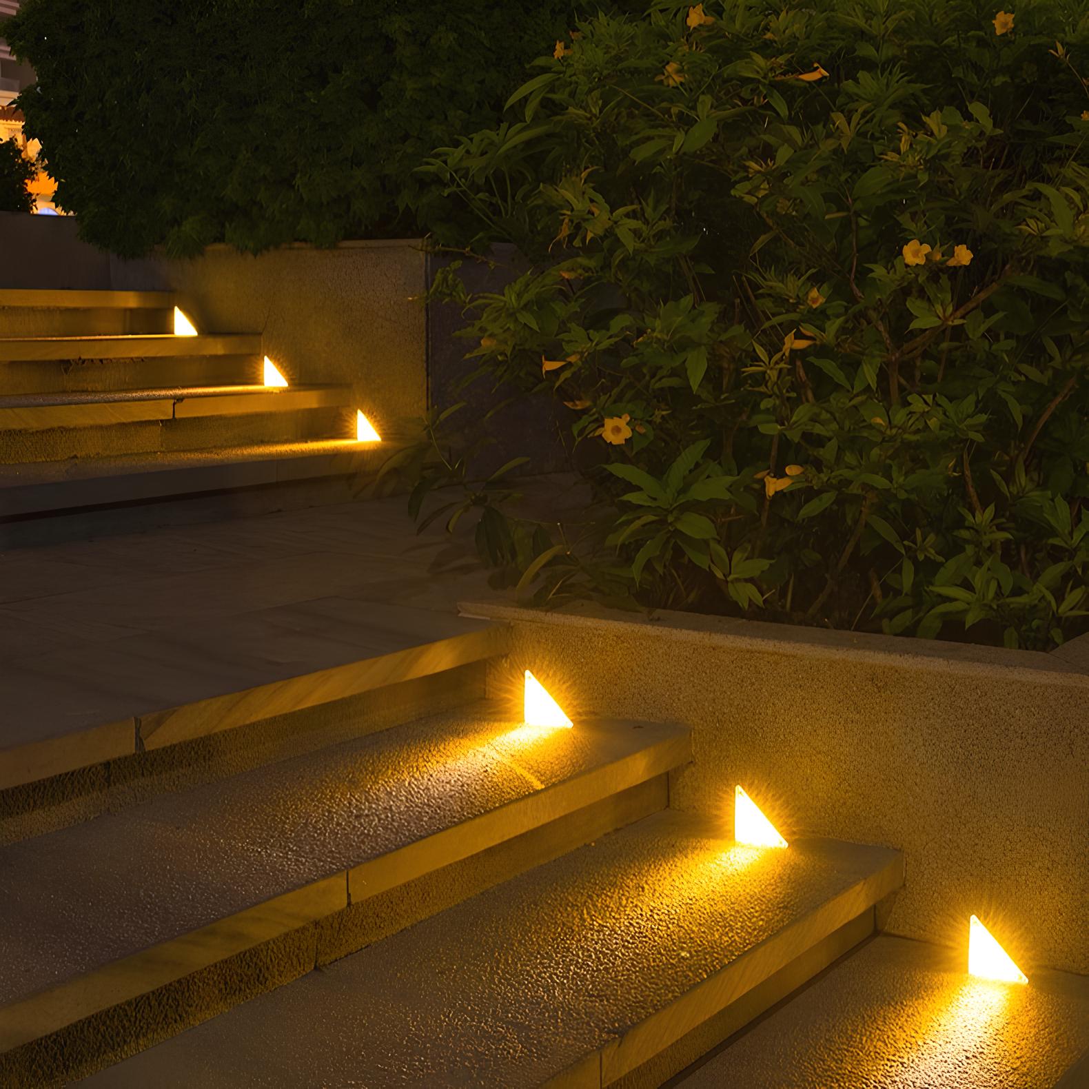 Luci LED a Passo Alimentate da Sole per Esterni con Design Triangolare