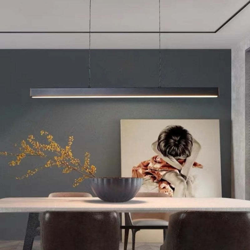 Moderno Lampadario a LED – Stile Industriale con Dettagli in Pelle