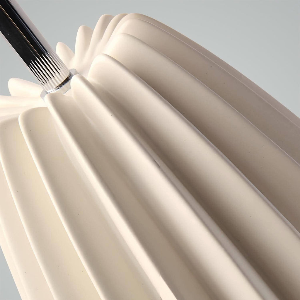 Lampada da Tavolo Elegante a Strati – Base in Ceramica con Paralume in Tessuto