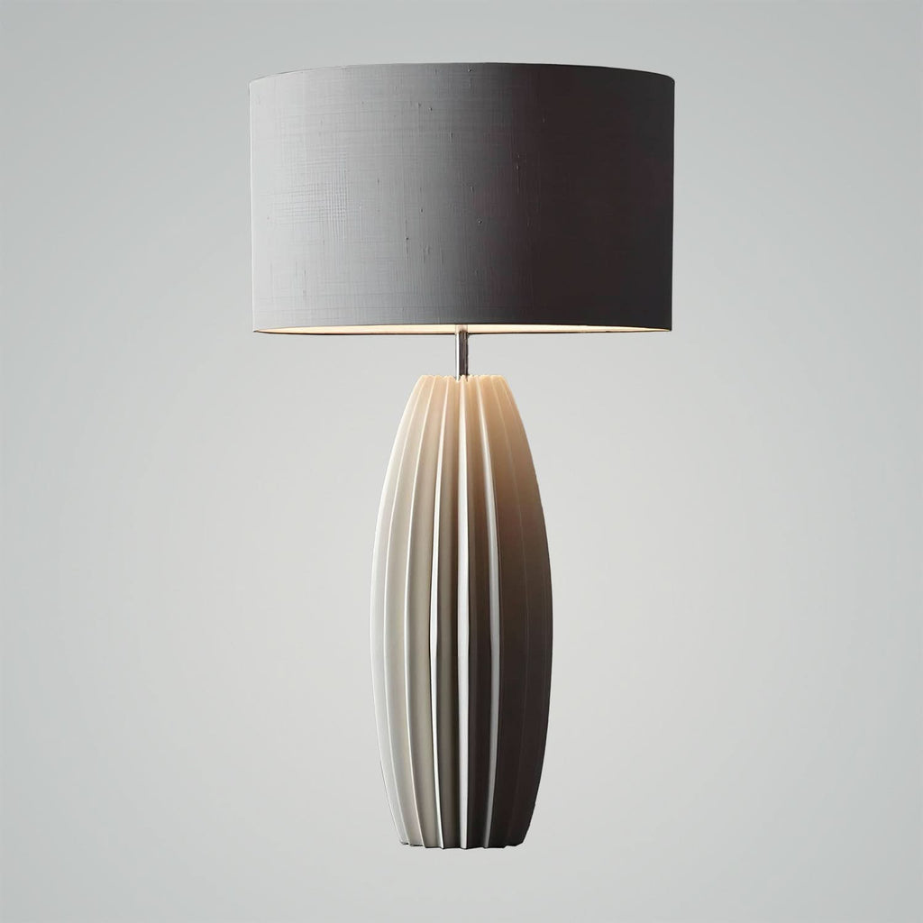 Lampada da Tavolo Elegante a Strati – Base in Ceramica con Paralume in Tessuto