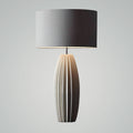 Lampada da Tavolo Elegante a Strati – Base in Ceramica con Paralume in Tessuto