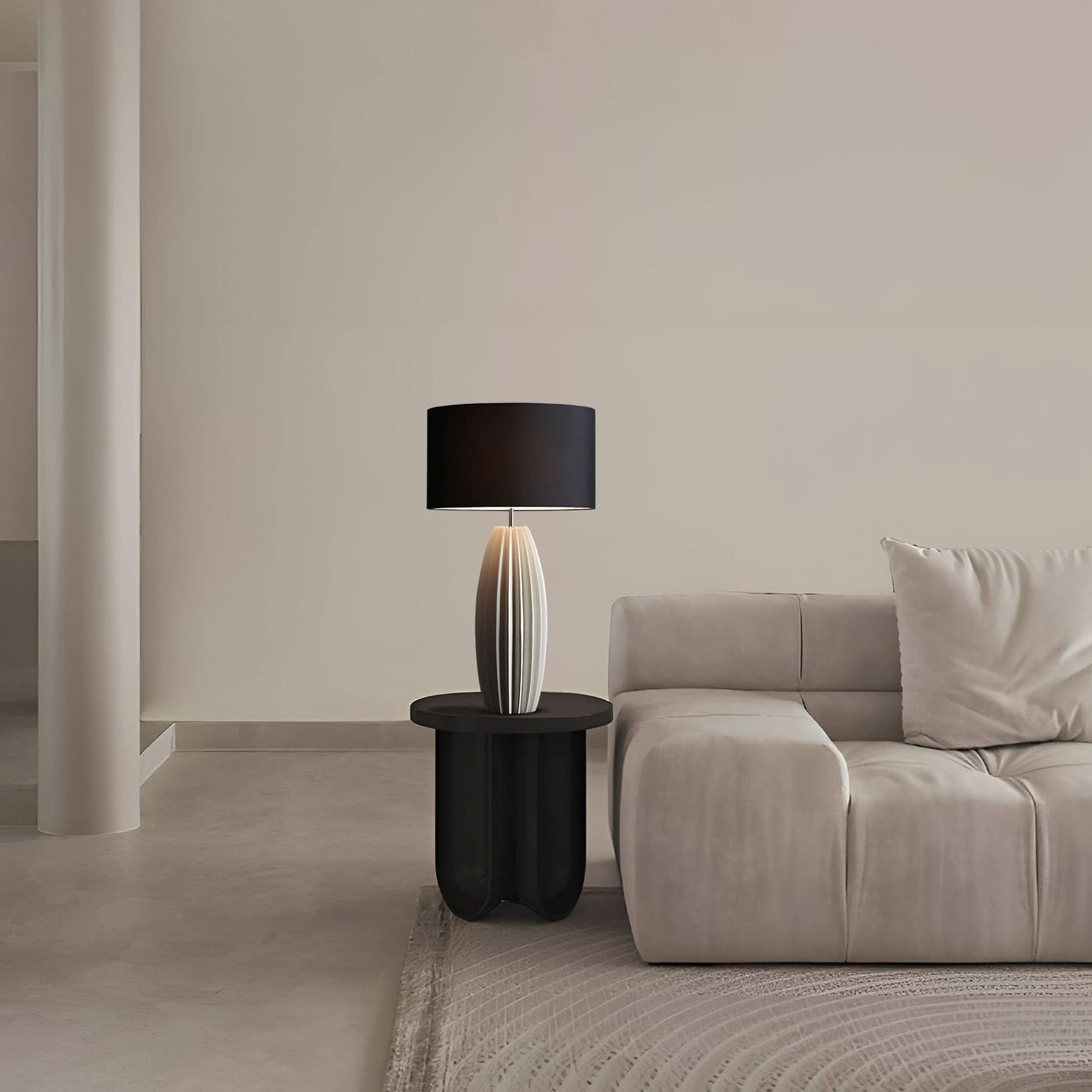 Lampada da Tavolo Elegante a Strati – Base in Ceramica con Paralume in Tessuto