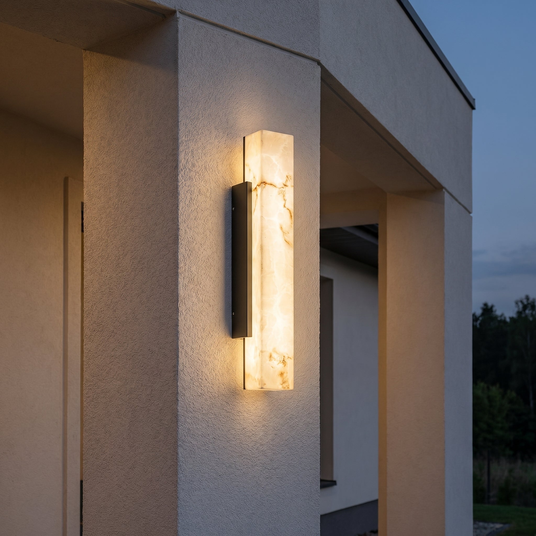 Elegante Lampada da Parete in Alabastro con Cornice in Metallo Nero