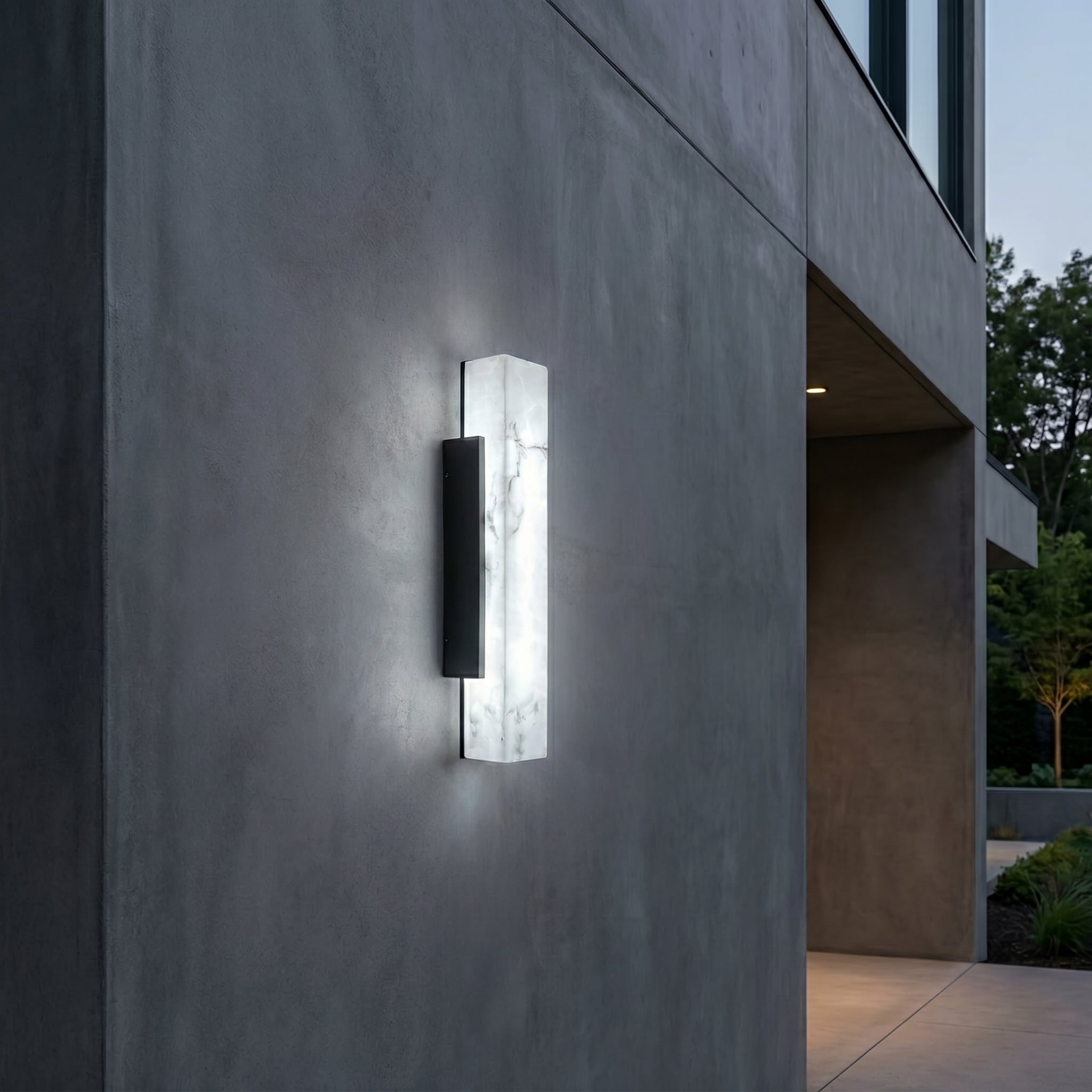 Elegante Lampada da Parete in Alabastro con Cornice in Metallo Nero