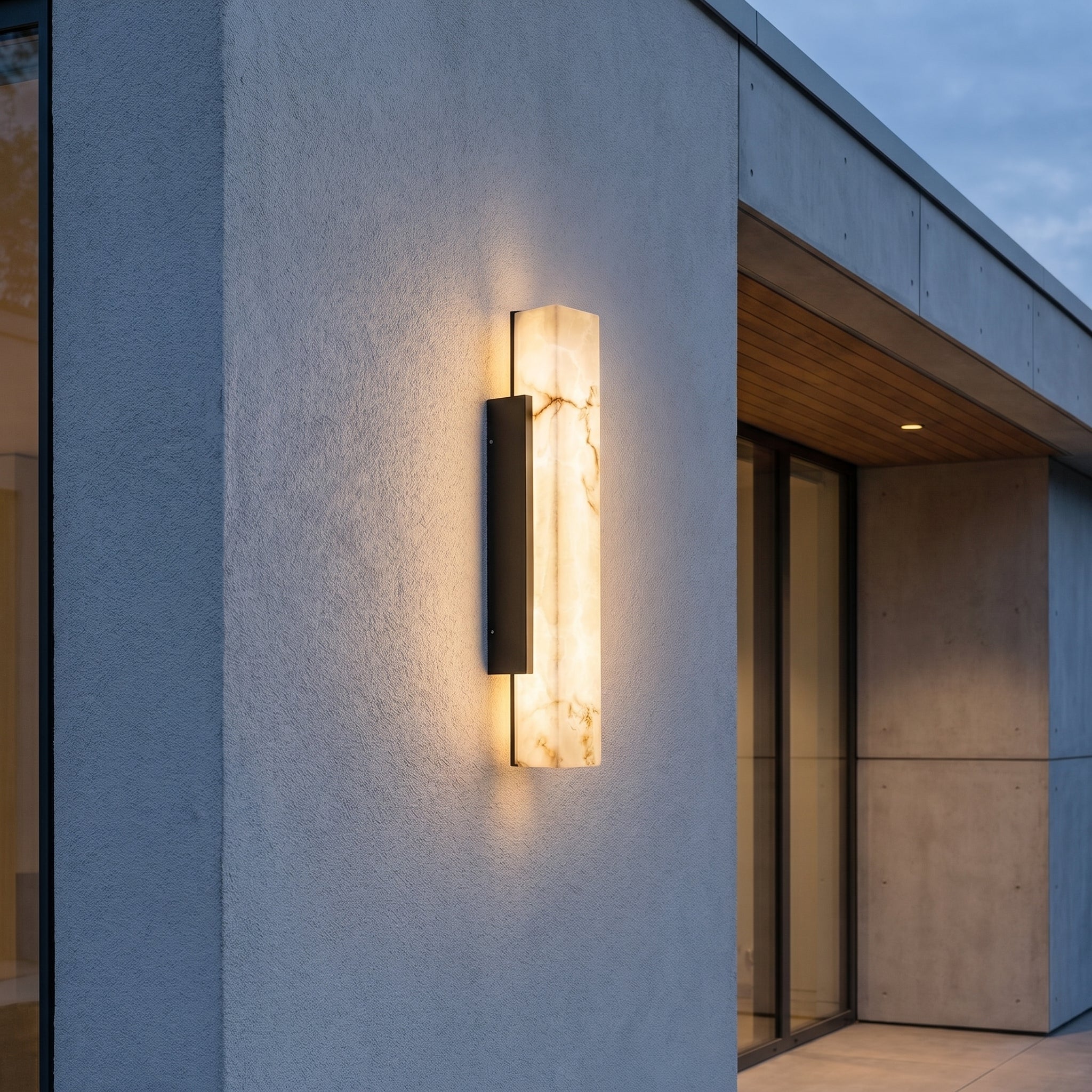 Elegante Lampada da Parete in Alabastro con Cornice in Metallo Nero