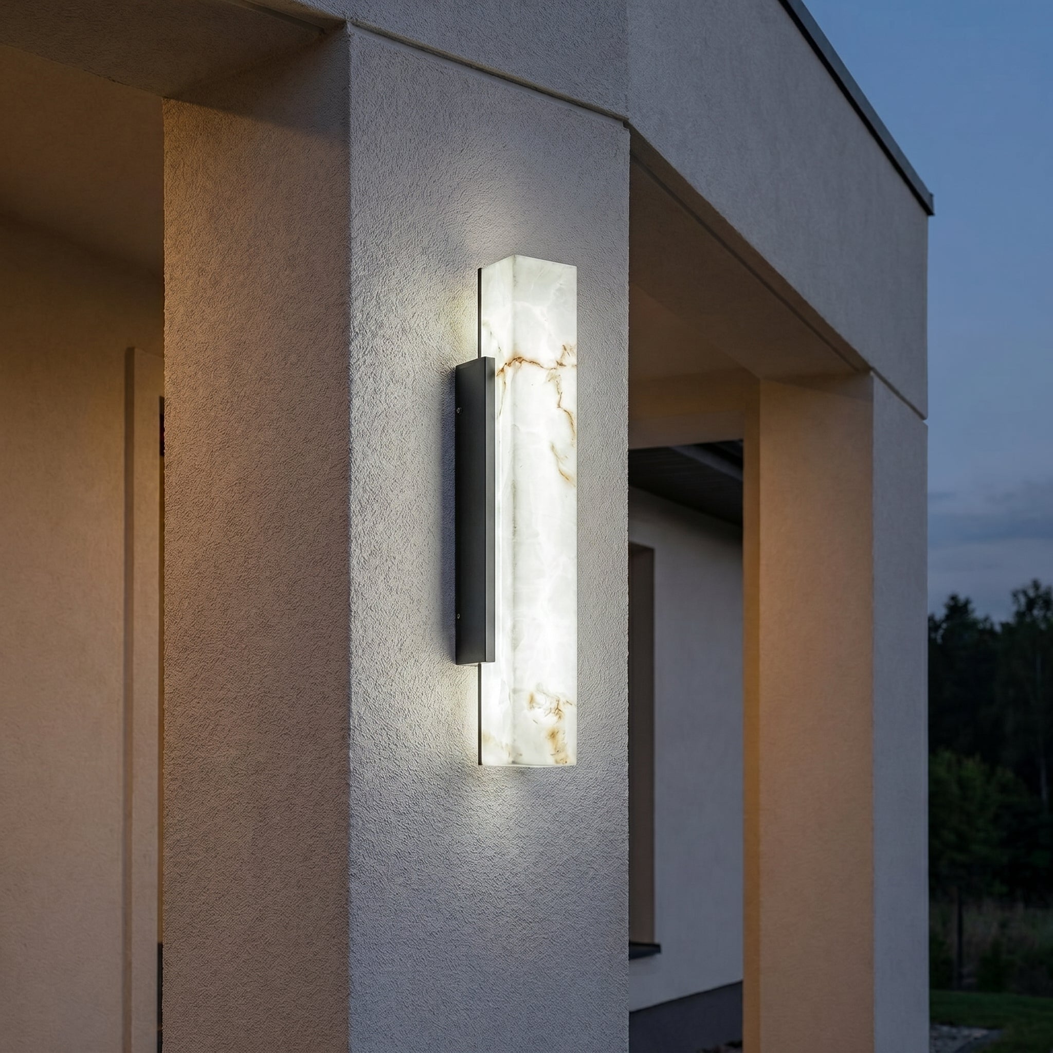 Elegante Lampada da Parete in Alabastro con Cornice in Metallo Nero