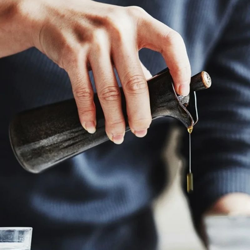 Fabian – Bottiglia d'olio in ceramica con beccuccio per cucina e tavolo