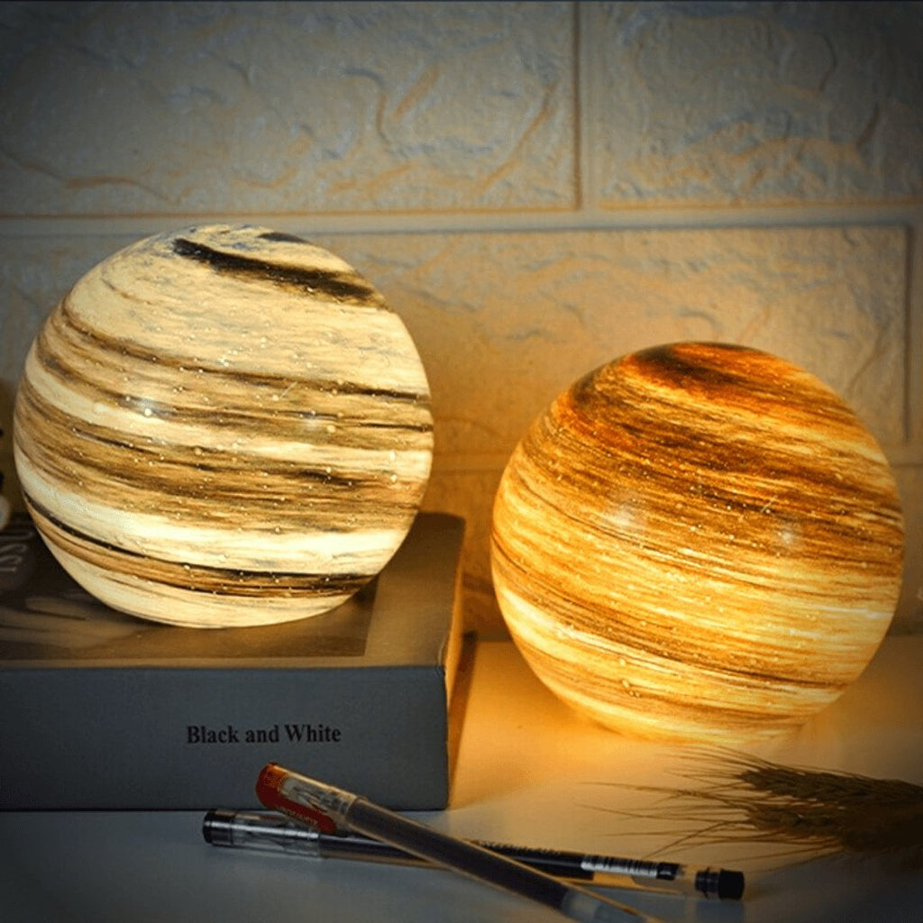 Lumea | Lampada da Tavolo in Vetro a Forma di Luna con Dettagli Cosmica Ipnotici per Interni Serene e Ambientali